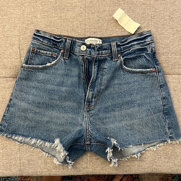Abercrombie size 6 90s relaxed cutoff short high rise - Picture 2 of 2